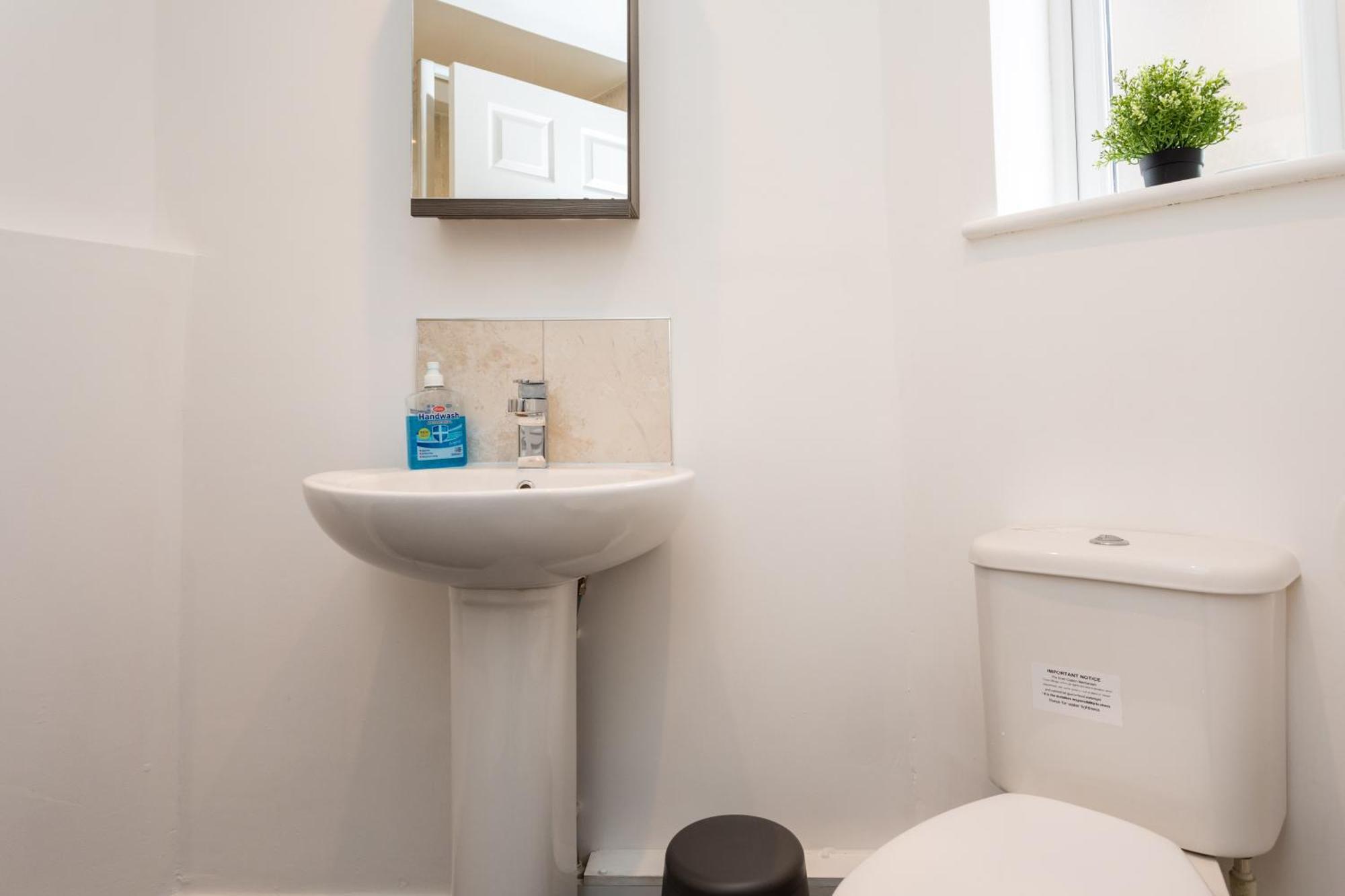 Flat 7- Spacious Studio Flat In The Heart Of Crawley エクステリア 写真