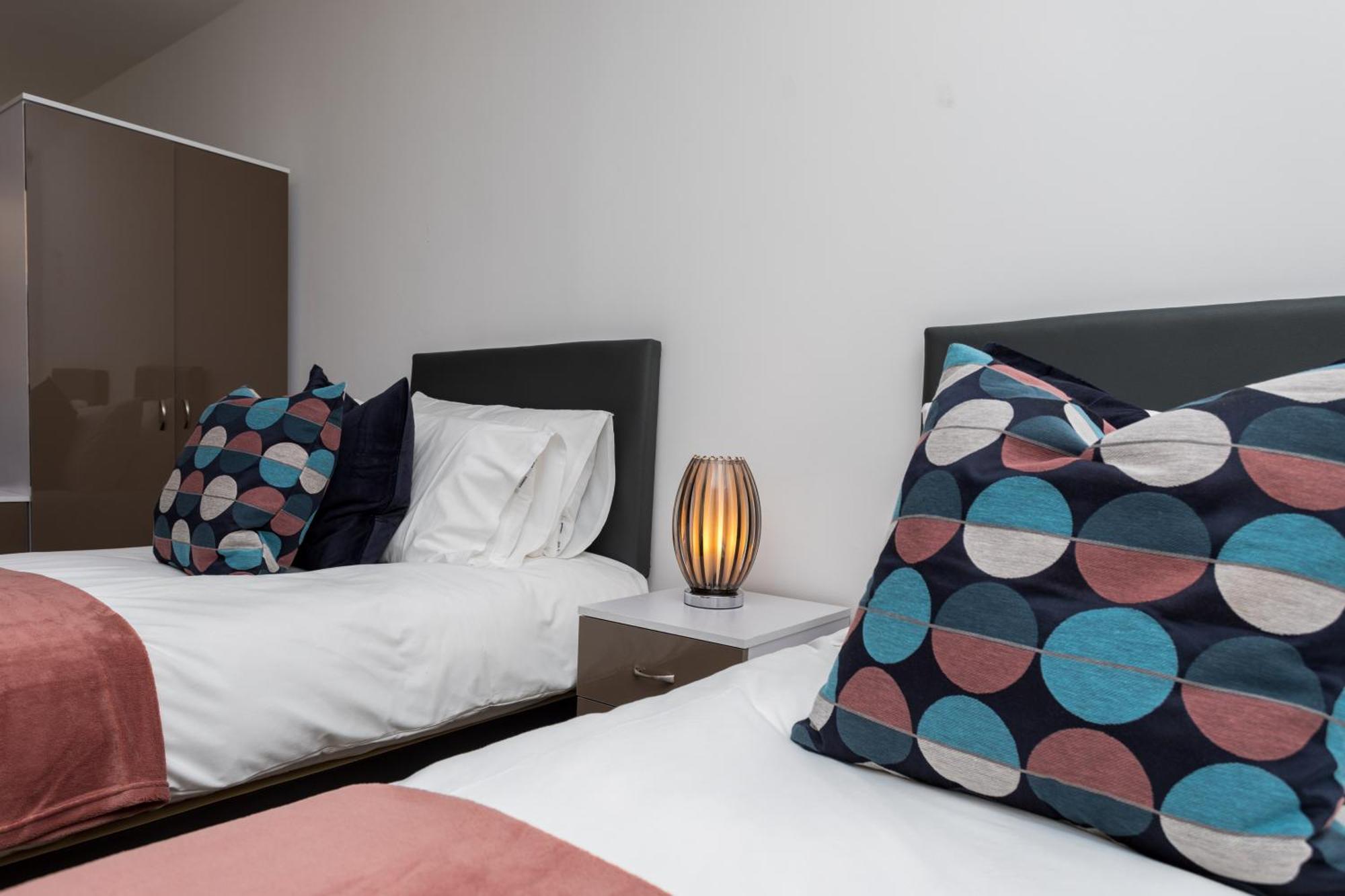 Flat 7- Spacious Studio Flat In The Heart Of Crawley エクステリア 写真