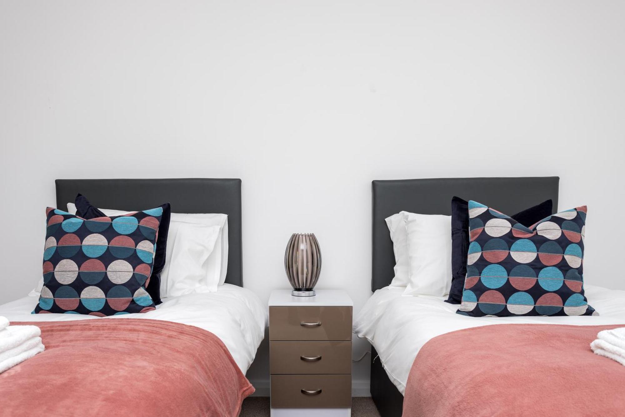 Flat 7- Spacious Studio Flat In The Heart Of Crawley エクステリア 写真